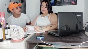 llego a mi oficina y le doy un rico masaje a mi companera y me la termino follando en la oficina - parte 1