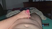 Neben meinem Kumpel im Bett so hart, ich musste flüstern und wichsen