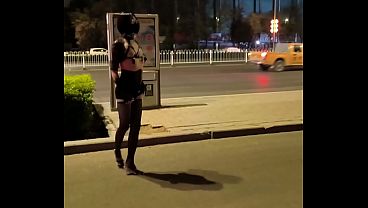 男娘穿黑丝到户外露出