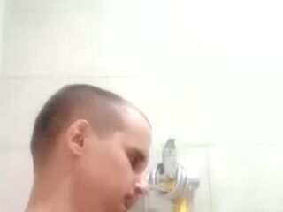 Сую любимую щетку папы с любимым мылом мамы в свою грязную попку прошу строго не судить за это