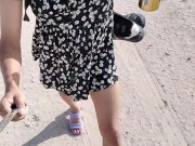 ladyboy con lindos pies caliente en mini vestido y tacones camina en publico muy caliente