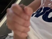 Sexo en casa, paja a una mano