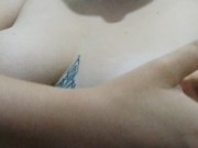 Exibindo os peitos deliciosos