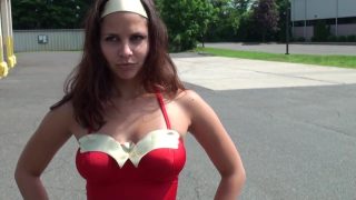 Una cosplayer di Wonder Woman viene legata con delle catene e costretta a pomiciare con la cattiva