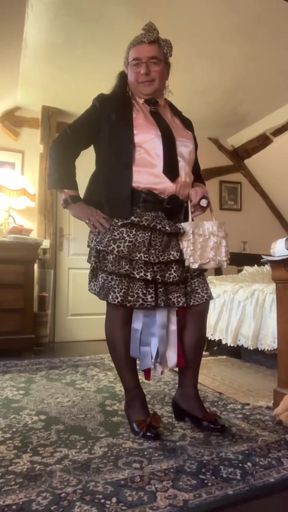 Dressed with a little leopard skirt with ruffles for a night out