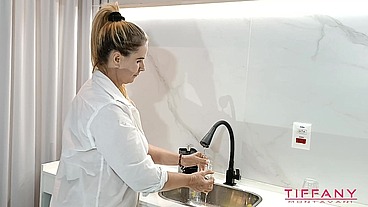 tiffany montavani fazendo faxina , o modelo sencacao na pele pego ela de geito socou pirocao
