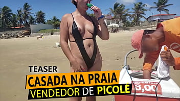 Loira Casada de fio dental na praia, pagando peitinho para vendedor de Picol&eacute_ em RN