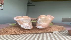 marido passa chantilly e chupa as solas dos meus pes ! esposa heyya