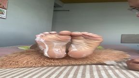 marido passa chantilly e chupa as solas dos meus pes ! esposa heyya