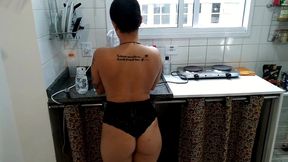 baixinha fogoza fodendo com dois negao pauzudo sorrindo