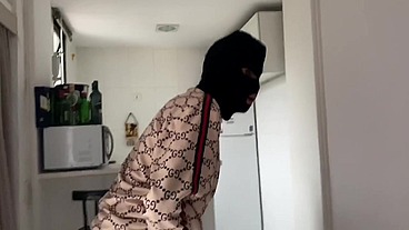 Faveladinho entra na minha casa para roubar só que ver eu deitada peladinha em troca do roubo come minha pepeca
