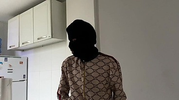 Faveladinho entra na minha casa para roubar só que ver eu deitada peladinha em troca do roubo come minha pepeca