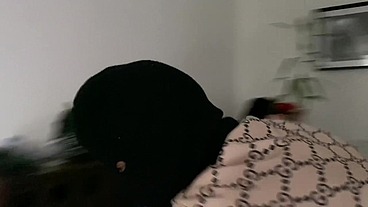 Faveladinho entra na minha casa para roubar só que ver eu deitada peladinha em troca do roubo come minha pepeca