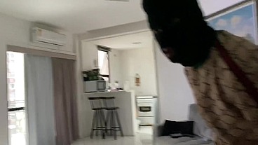 Faveladinho entra na minha casa para roubar só que ver eu deitada peladinha em troca do roubo come minha pepeca