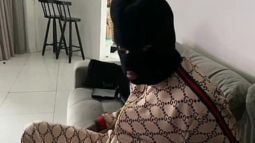 Faveladinho entra na minha casa para roubar só que ver eu deitada peladinha em troca do roubo come minha pepeca