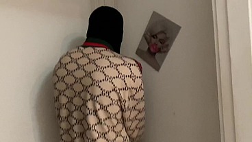 Faveladinho entra na minha casa para roubar só que ver eu deitada peladinha em troca do roubo come minha pepeca