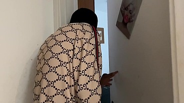 Faveladinho entra na minha casa para roubar só que ver eu deitada peladinha em troca do roubo come minha pepeca