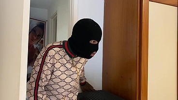 Faveladinho entra na minha casa para roubar só que ver eu deitada peladinha em troca do roubo come minha pepeca