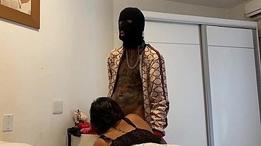 Faveladinho entra na minha casa para roubar só que ver eu deitada peladinha em troca do roubo come minha pepeca