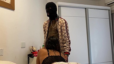Faveladinho entra na minha casa para roubar só que ver eu deitada peladinha em troca do roubo come minha pepeca