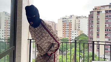Faveladinho entra na minha casa para roubar só que ver eu deitada peladinha em troca do roubo come minha pepeca