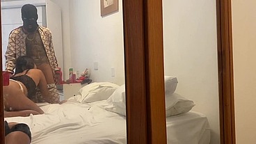Faveladinho entra na minha casa para roubar só que ver eu deitada peladinha em troca do roubo come minha pepeca