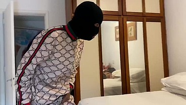 Faveladinho entra na minha casa para roubar só que ver eu deitada peladinha em troca do roubo come minha pepeca