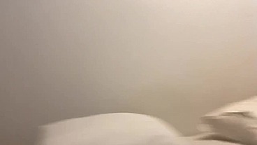 Faveladinho entra na minha casa para roubar só que ver eu deitada peladinha em troca do roubo come minha pepeca