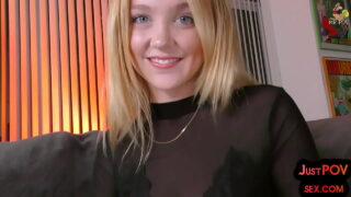 POV-video av amatørhore som tar kuk fra rumpehull til munn