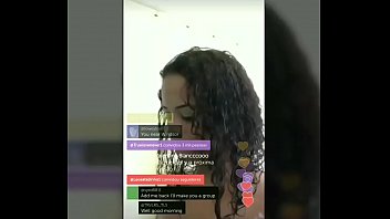 Americana gostosa no banho mostrou o mamilo sem querer no Periscope | AO VIVO