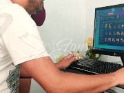 Mi madrastra me cacha videndo sus videos denuda y me saca toda la leche