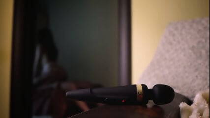 Une brune lascive se lance lentement pour un tour de bite parfait