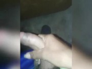 Me pongo caliente masturbándome en casa