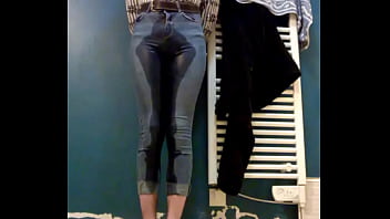 A young femboy , play with his pee :)