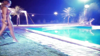 У бассейна — оральный секс с потрясающими брюнетками Лаурой Энджел и моделью Никки Андерсон.