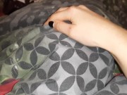 Лижет мою киску под одеялом, потому что стесняется, и это так вставляет - lesbian_illusion