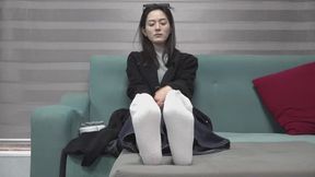 Meng Meng removes her white ankle boots and socks to show us her wrinkled soles