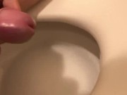 トイレでオナニー射精手コキ 唾でヌルヌルに