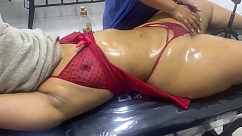 Latina culona siendo masajeada