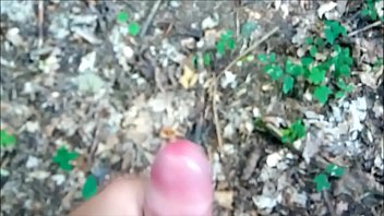 NETTLES &amp_ CUM IN THE FOREST (kopřivy a v&yacute_střik v lese)
