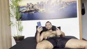 acordei com tesao e nao tinha o marido por perto, gozei gostoso assistindo porno de machos