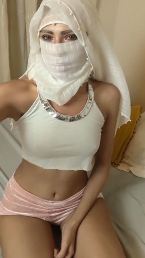 Teen onlyfan shows off her tits