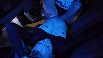 Je suce deux grosses queues dans un HUMMER et me fais baiser ensuite sur un parking