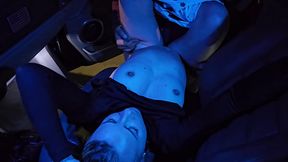 Je suce deux grosses queues dans un HUMMER et me fais baiser ensuite sur un parking