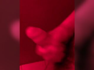 Me corro solo en mi cuarto