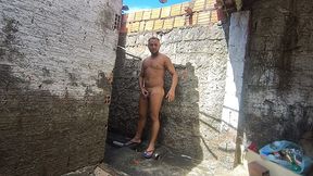 vizinho personal tomando banho de mangueira no quintal e surpreendido pelo maloka do bairro e da seu lindo cu ao ar livre