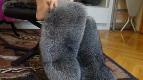 Wear big silver fox fur boot