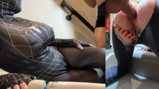 Una gran polla llena el enorme culo de una MILF cosplayer de superhéroe con una creampie anal caliente