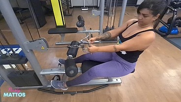 Sem calcinha na academia com a bucetinha suada e com tesão