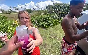 Fiz uma putaria gostosa com meus amigos e minhas amigas no meio do mato tudo no pelo sem camisinha